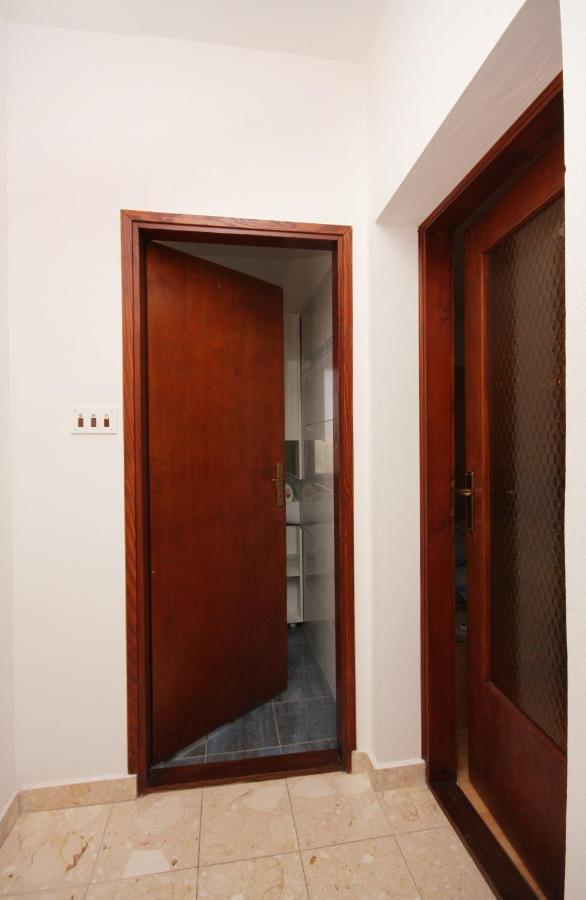 Apartments And Rooms With Parking Space Vrbnik, Krk - 5301 エクステリア 写真
