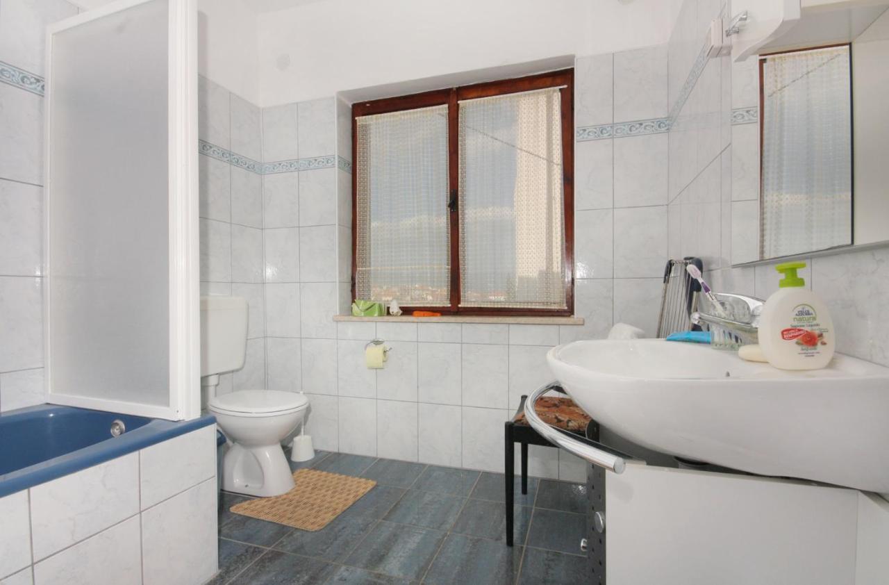 Apartments And Rooms With Parking Space Vrbnik, Krk - 5301 エクステリア 写真